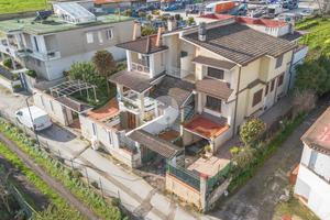 VILLA A SCHIERA A POLLENA TROCCHIA