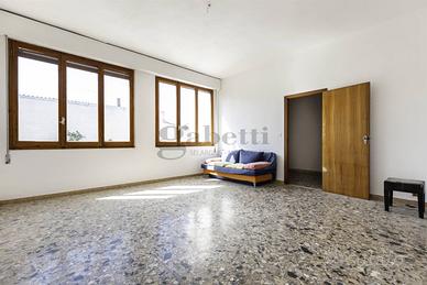 Ampio e luminoso pentavano da riattare