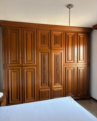 Armadio ad ante in legno