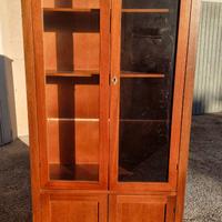 Coppia di vetrine eleganti in legno e vetro