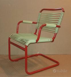 Vecchia e piccola SEGGIOLA in ferro e cordino PVC