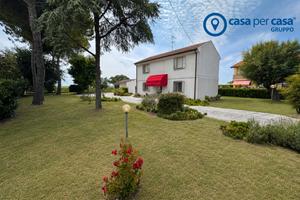 Casa singola con ampio parco a 2km dal mare