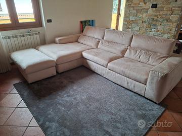 divano con chaise longue beige poltrone e sofà 