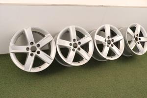 Cerchi in lega Audi Q2 Q3 A4 A3 Golf 8K0071496