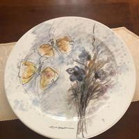 Il piatto decorativo in ceramica