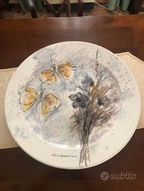 Il piatto decorativo in ceramica