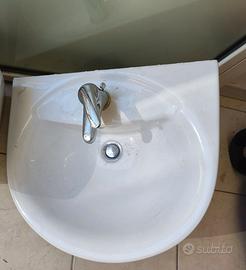 Lavandino in ceramica Dolomite con rubinetto