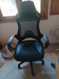 Poltroncina ergonomica con rotelle e braccioli