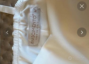 vestito bianco con frange e catena oro