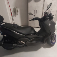 X max 300 icon black modello 2025