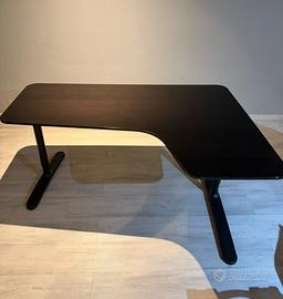Set di due scrivanie IKEA  (una bianca e una nera)
