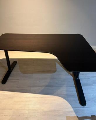 Set di due scrivanie IKEA  (una bianca e una nera)