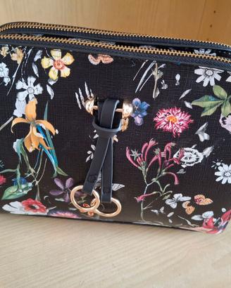Borsa a tracolla nera a fantasia floreale