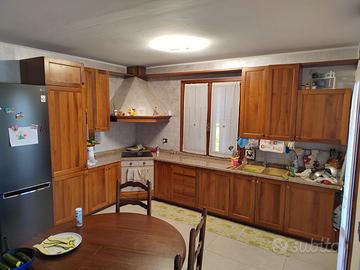 cucina senza elettrodomestici+mobili+sofà