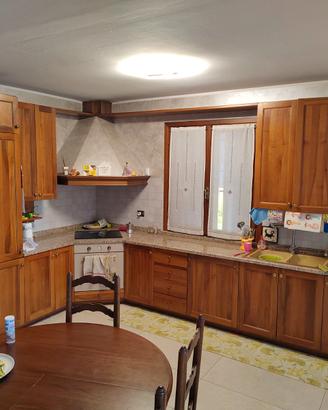 cucina senza elettrodomestici+mobili+sofà