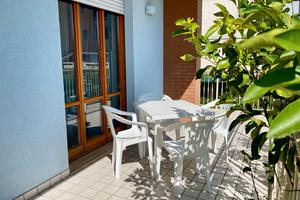 Trilocale con terrazzo e posto auto - mare 150 m