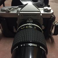Macchina fotografica Nikkormat con obiettivi