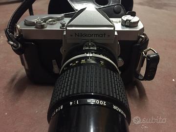 Macchina fotografica Nikkormat con obiettivi