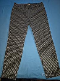 Pantaloni blu con disegno bolle bianche