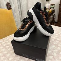 Sneakers Love Moschino