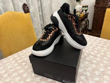 Sneakers Love Moschino