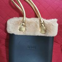 Borsa O bag con pelliccia beige  e manici dorati. 