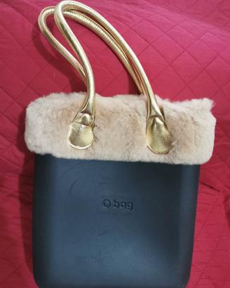Borsa O bag con pelliccia beige  e manici dorati. 