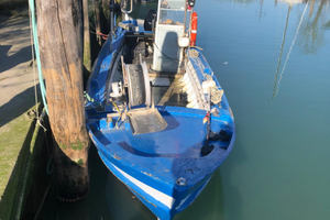 Barca con licenza da pesca