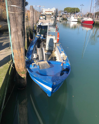 Barca con licenza da pesca