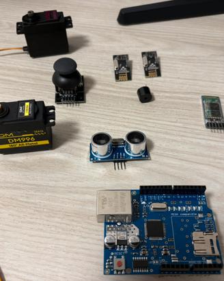 Set di 4 Arduini ed Elegoo con accessori