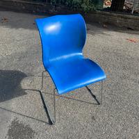 Sedia da scrivania blu con gambe cromate