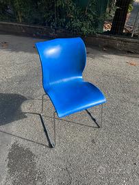 Sedia da scrivania blu con gambe cromate