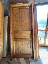 Porta in legno con maniglia