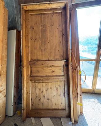 Porta in legno con maniglia