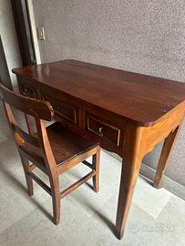 Scrivania antica  e sedia