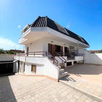 Villa dentro comprensorio adiacente mare