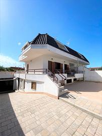 Villa dentro comprensorio adiacente mare