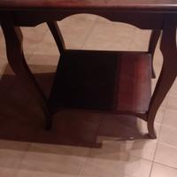 Tavolinetto con ripiano in mattonelle – stile anti