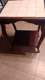 Tavolinetto con ripiano in mattonelle – stile anti