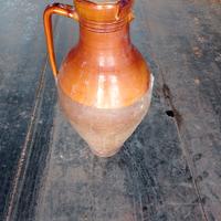 anfora, giara antica. manca un braccio.