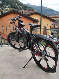 bicicletta Elettrica Nera e Rossa