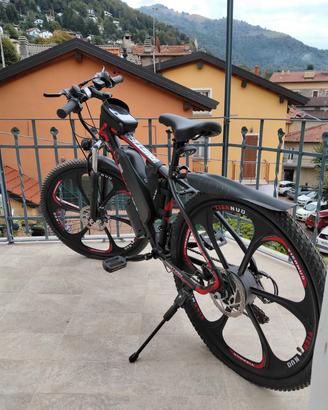 bicicletta Elettrica Nera e Rossa