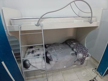 cameretta a castello con armadio