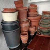 Vasi in terracotta e non con rispettivi sottovaso 