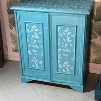 Credenzina shabby azzurra decorata a mano