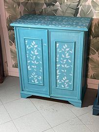 Credenzina shabby azzurra decorata a mano