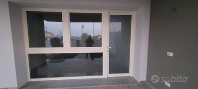 Ingresso finestrato con portoncino