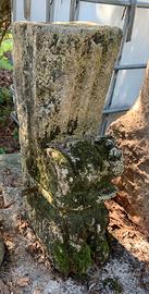 Frammento a zampa di leone in pietra gialla