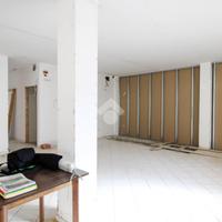 NEGOZIO A STEZZANO
