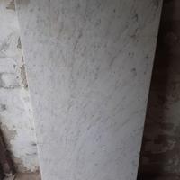 Piano in marmo bianco